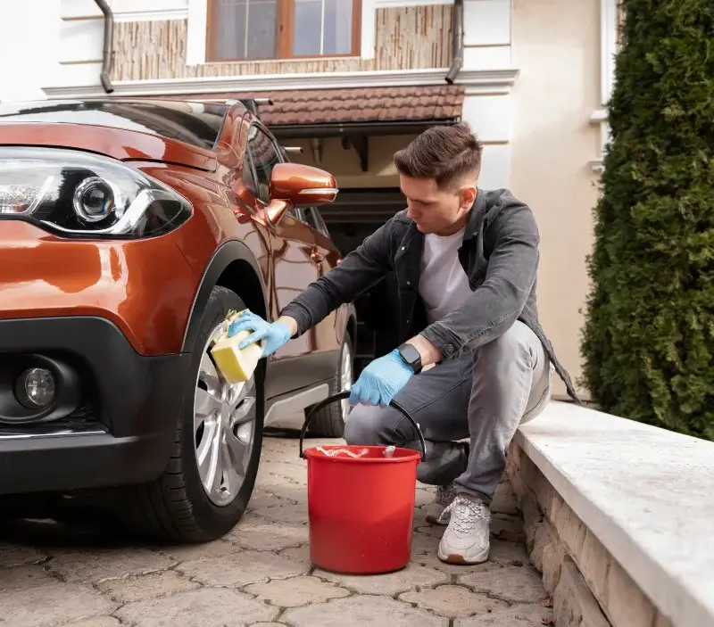 Lavage auto à domicile Walincourt-Selvigny : professionnel intervenant sur un véhicule
